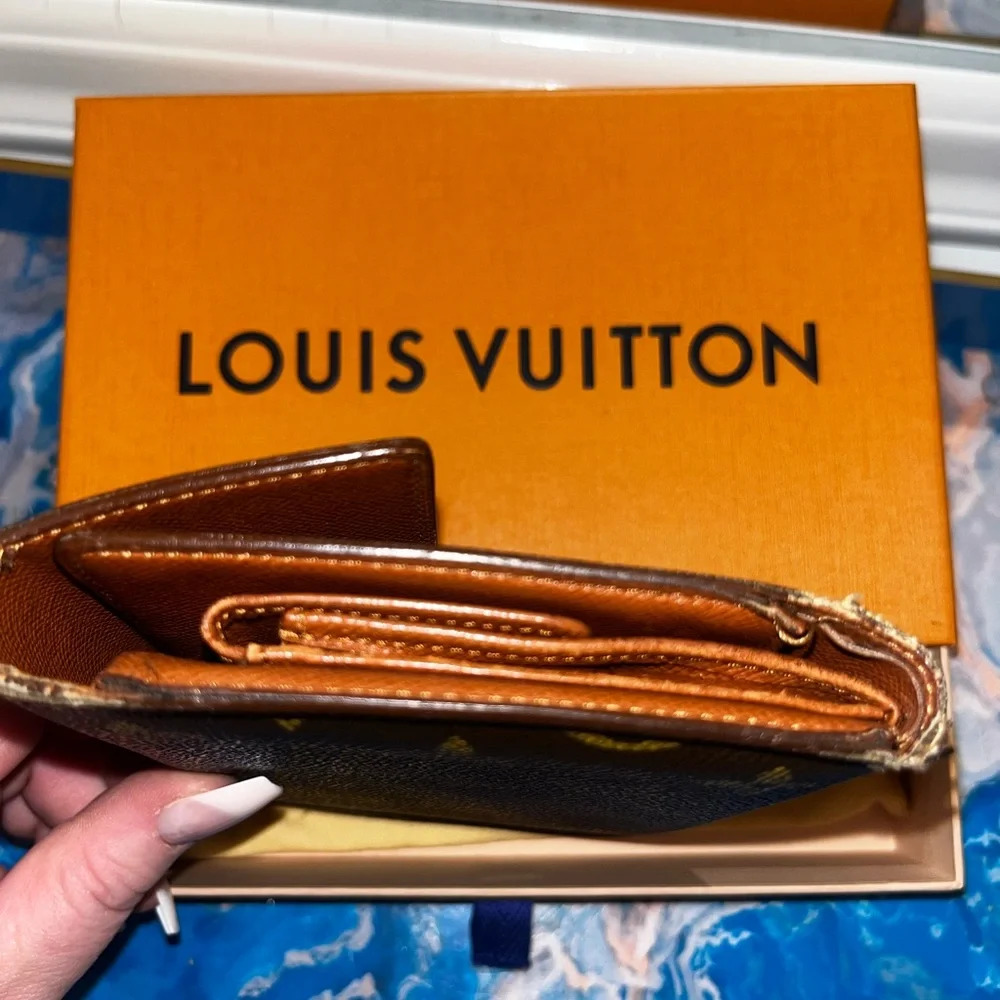 🍀 Louis Vuitton monogram larger size wallet - good condition! Authentic. - Picture 6 of 16